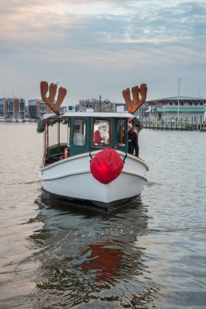 Cruises on the Bay by Watermark’s Jolly Express takes passengers on a festive holiday cruise in Annapolis. Photos by Sabrina Raymond.